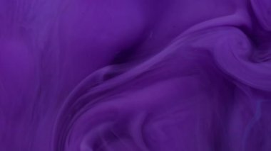 Akrilik sıvı. Mürekkep at. Odaklanmamış mor renkli bulut dokusu suyun içinde kimyasal sıvı sanat arka planında akıyor..