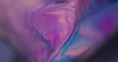 Mürekkep lekeleri. Dalgalanma sıçraması. Odaklanmamış mor pembe renk su ışıl ışıl desen soyut yaratıcı arkaplana yayılıyor.