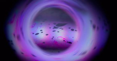 Uzay bulanıklık küresi. Mürekkep döküldü. Muhteşem neon rengi, parlak sıvı karışımı. Kozmik mor küre benzini soyut çerçeve siyah arkaplan.