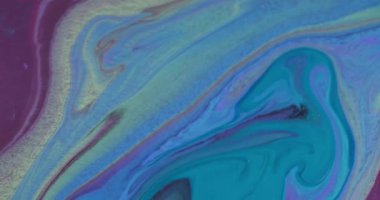 Sıvı karışımı. Akan mürekkep. Soyut yaratıcı arka planda yüzen mavi kırmızı kırmızı kimyasal partiküller mor su.