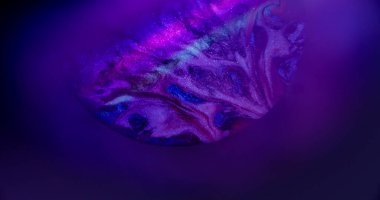 Su sıçraması. Parlak damlacıklar. Odaklanmamış mor renkli mürekkep çizgileri soyut neon arka planda yüzen parlak yuvarlak gökkuşağı dokusu.