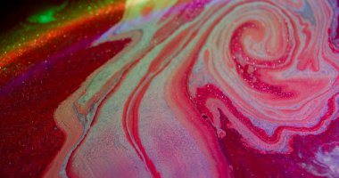Mürekkep akışı. Arkaplanı boya. Bulanık pembe sarı renk akışı parçacıkları kimyasal gökkuşağı parıltısı dokusu yaratıcı soyutlama üzerinde yüzüyor.