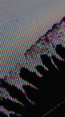 Dikey video. Çatlak ekran. Kırık matris. Hasarlı cam yüzey akıllı telefon LCD TV bilgisayarında siyah sıvı sızıntısı. Odaklanmamış hata dokusu.