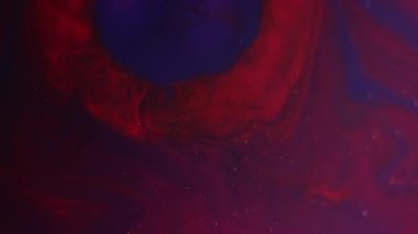 Karışık su sıçratma. Sıvı dökülmesi. Soyut koyu siyah arkaplan üzerine dökülen suda çözünmüş kırmızı renkli kimyasal mermer emülsiyonu.