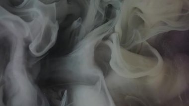 Sis dalgası. Duman karışımı. Gri toz dumanı mürekkebi suya düşer. Mistik kül bulutu dağılmış. Menekşe arkaplan üzerine soyut doku sıçramış..