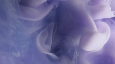 Sis dalgası. Boya akışı. Bulanık suda mor gri beyaz pigment karışımı. Soyut mistik sanatsal sis girdap dokusu arkaplanı.