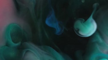 Mürekkep emülsiyonu. Haze girdabı. Renkli sualtı, parlak dalgalar, harmanlanmış boya dumanı boya akışı karışımı. Fantastik yüzey sanatı arka plandan çıkarıldı.