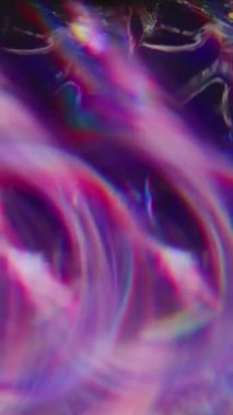 Dikey video. Lens fişeği. Bulanık ışık. Çok renkli mor parçacıklar şeffaf parlak sabunlu daireler konfetisi soyut ışıltılı arka planı açıyor.