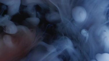 Mistik mürekkep. Haze girdabı. Mavi gri kahverengi su altı dalgası karışımı boya dökülmüş boya akışı karışımı. Fantastik yüzey sanatı arka plandan çıkarıldı.