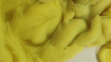 Buharı boya. Duman karışımı. Sarı sıvı pigment karışık renk soyut arkaplan. Su dokusu sarmal girdap çözünmüş fantezi sanat akışı.