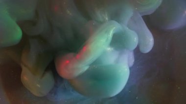 Hipnoz sıvısı. Parıltı akışı. Işıldayan renkli mürekkep spreyi dumanı çözünmüş sisli su arka planı. Soyut fantezi sıçrama dokusu.