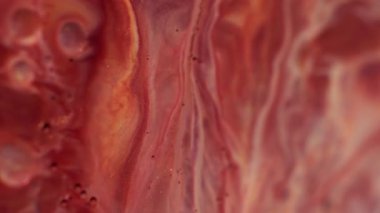 Parlak damlacık. Dalgalanma. Su sıvısında çözünmüş kırmızı beyaz mermer boya ışıl ışıl soyut arkaplan üzerine sıçrıyor.