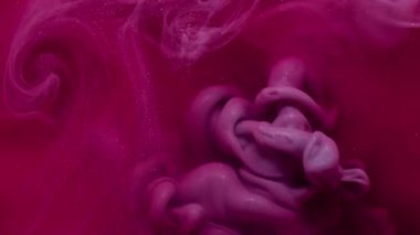 Parıldayan sis. Akış parçacıkları. Odaklanmamış kırmızı, mor, simli, sıvı, kimyasal sisli mürekkep sıvısı soyut arkaplana dökülüyor..