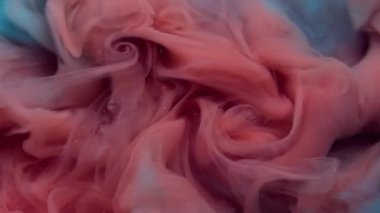 Duman parçacıkları. Boya karışımı. Odaklanmamış mercan kırmızısı renk su dokusu kimyasal buhar akrilik sıvı soyut sanat arka planında yüzüyor.