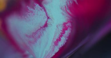 Renk karışımı. Parlak doku. Odaklanmamış kırmızı mor boya sıçrayan parıldayan parçacıklar soyut Bokeh neon sanat arka planına yayılıyor..