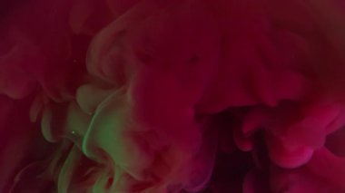 Pigment yayılmış. Boya sıçraması. Mistik renkli su boyası akışı. Kırmızı yeşil duvak patlama sıvı soyut arkaplan fantezi yüzeyi.