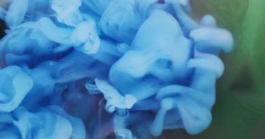 Sis boyası. Akrilik su. Odaklanamayan mavi pembe renk kıvrımlı sıvı duman ıslak pigment soyut yaratıcı arka planda dönüyor.