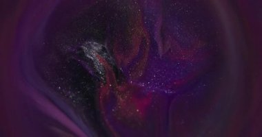 Damlama sanatı. Dökül bakalım. Odaklanmamış mor gümüş rengi soyut akrilik arkaplan üzerine yayılan parlak mürekkep parçacıkları..