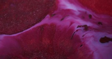 Renk sıçraması. Parlak dalga dokusu. Soyut yaratıcı sanat arka planında yüzen akan suda çözünmüş kırmızı mor boya..