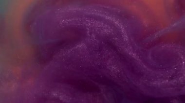 Parıltı dalgası. Mürekkep sıçraması. Odaklanmamış mor turuncu renk. Soyut arka planda yüzen su kimyasalı sisinde parlayan boya..