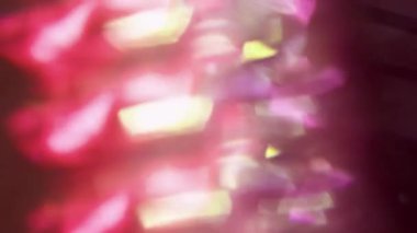 Bulanık kaleydoskop flaşı. Merceklerin parlıyor. Soyut modern arkaplanda dönen pembe mor renkli bokeh hafif dokuma.