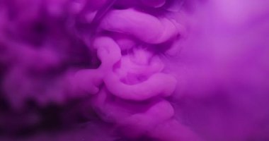 Dönen sis. Sıçrama sanatı. Odaklanmamış mor eflatun rengi mürekkep parlak desen sim sıvısı soyut yaratıcı arka planda yüzüyor.