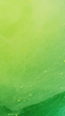 Dikey video. Fırtınalı bir dönüş. Yeşil bulut. Katmanlı parlak boyalı dumanlı sıvı küçük parçacıklar. Odaklanmamış renk boyalı dalgalı su sanatı arka planı.