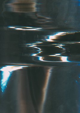 Arıza geçmişi. Dalga bozma ekranı. Parçalanmış ışık merceği soyut siyah doku. Analog renk hatası yıpranmış etkisi.