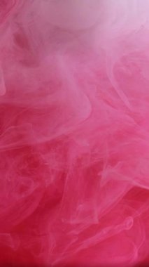 Dikey video. Sis bulutu. Boya dumanı. Odaklanmamış kırmızı beyaz sisli mürekkep buharı sıvı duman sıvısı soyut sanat ışığı arka planında ışıldıyor.