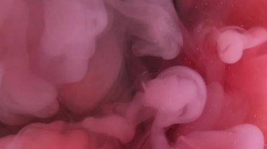 Boya sisi. Akışkan bulut. Soyut koyu siyah sanat arka planına yayılan sönük mor renkli ruhani karışım parıltısı..