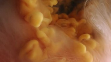 Sis parıltısı. Sıçrama boyası. Odaklanmamış sarı beyaz desen soyut sanat yaratıcılığı arka planında yüzen mürekkep dumanı sıvısı.