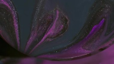 Parıldayan karışım. Bulanık akrilik akıntı. Küre lensinde siyah mor, köpüklü su karışımı mürekkep pigmenti. Odaklanmamış koyu renk arkaplanı.