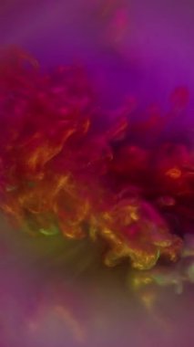 Dikey video. Renkli duman. Duman karışımı. Yanardöner parlak boya püskürtüsü su emülsiyonunda patlamış. Kırmızı mor buhar karışımı kenar soyut arkaplan .