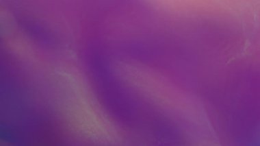 Odaklanamayan parlaklık. Floresan bulanıklığı parlıyor. Karanlık menekşe gradyan soyut arkaplanda neon rengi ışık parlaması. Eski film yansıması sanat efekti.