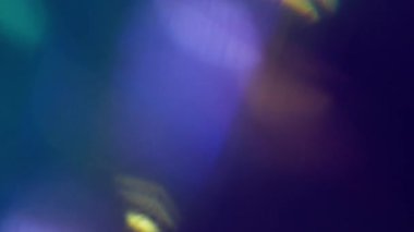 Ray parıldıyor. Bulanık spektrumlu işaret fişeği. Odaksız mor yeşil renkli lens soyut koyu siyah arkaplan üzerinde ışık deseni kıvılcımları saçar.