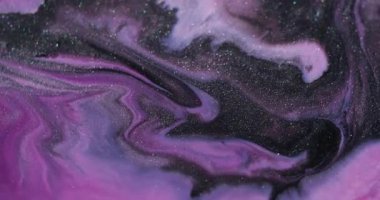 Parlak. Akrilik sıvı. Odaklanmamış mor mavi pigment. Soyut sanat arka planında yüzen koyu siyah ıslak sim lekeleri..