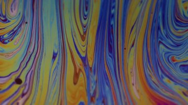 Benzin eğrisi. Yağlı sıvı karışımı. Odaklanmamış mavi mor renkli akıcı boya sıvısı damlası soyut arkaplanda yüzüyor.