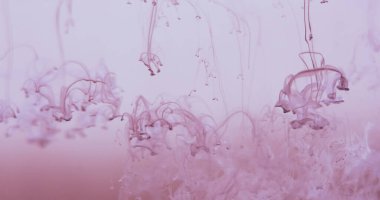 Bulanık renk damlası. Duman sıçrıyor. Odaklanamayan buhar sıvısında mor boya damlası. Boya pigmenti karışım akışı soyut arkaplan bulut dokusu.