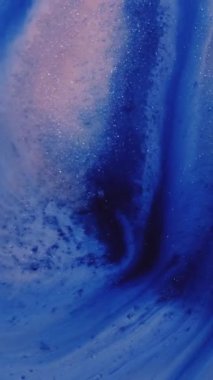 Dikey video. Parlayan toz. Kum boyası. Mavi akrilik kütleli ışıl ışıl akış, ıslak soğuğa yayılmış. Parlak toz jeli, soyut arkaplan.