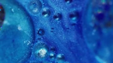 Yağ sıvısı. Odaklanamayan yaratıcı balon. Mavi renk parıldayan mürekkep dokusu bulanık soyut bokeh aydınlık modern arkaplanda hareket ediyor.