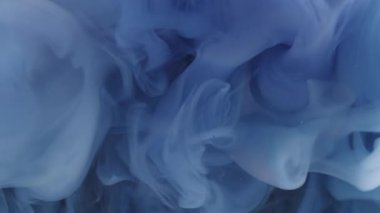 Mürekkep patlaması. Soyut boya. Sanat arkaplanına yayılan su karışımının içindeki mavi renk ruhani bulut dumanı dokusu.