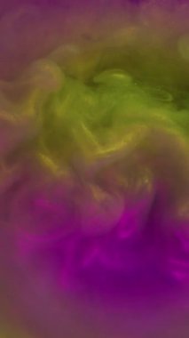 Dikey video. Renkli akış. Parlayan toz. Pembe, altın sarısı, sarmal bulut dumanı. Mistik soyut arkaplan karışım boya su dairesi lensi bulanıklığı.