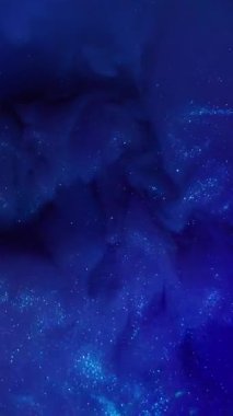 Dikey video. Parıltı akıyor. Boya patlaması. Sıvı arka planda parlak dumanlı mavi dalga sızıntısı. Sanat sıvısı akışı soyut bulanık doku.