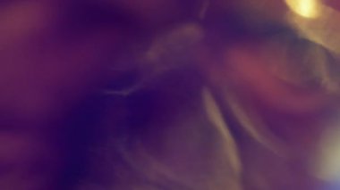 Yansıma sızıntısı. Görüntü hologramı örtüşüyor. Renkli ışıklılık optik etkisi. Sanat menekşesi neon ışıltısı soyut soluk ışın arkaplanı.