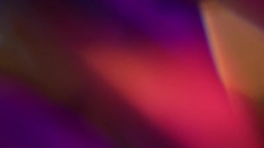 Işın sızıntısı. Bulanık yanardöner doku. Soyut koyu siyah arkaplanda sönük sarı mor gökkuşağı spektrum ışık parlaması.