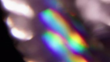 Işıl ışıl parlıyor. Bulanık gökkuşağı. Odaklanmamış mavi yeşil renkli parıltı soyut koyu siyah sanat arka planında göz kamaştırıcı parıltı.