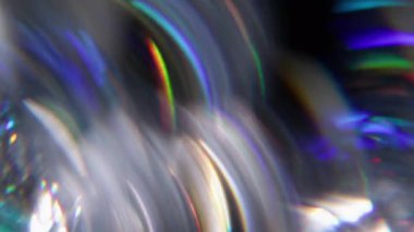 Yansıma parıltısı. Bulanık gökkuşağı çizgileri. Odaklanamayan yeşil turuncu mercek soyut koyu siyah arkaplan üzerindeki kaleydoskop spektrumunu parlatmaktadır..