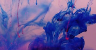 Duman sıvısı. Boya karışımı. Mavi karışım girdaplı su damlası çözülmüş pigment dağılımı. Soyut renk sıvı doku arkaplanı.