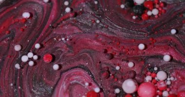 Yağ damlası. Sıvı arka plan. Mermer su yuvarlak desenli koyu kırmızı kestane rengi mürekkep yaratıcı sanat soyutlamasına akıyor..