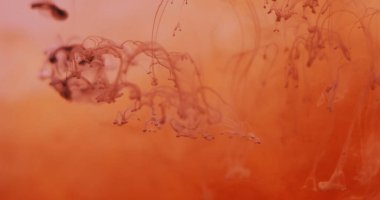 Damlayan boya akışı. Mürekkep karışımı. Puslu sanat damlası girdap dokusu mor kahverengi su akışını bulanıklaştırıyor. Yüzen pigment sisi soyut arkaplan.